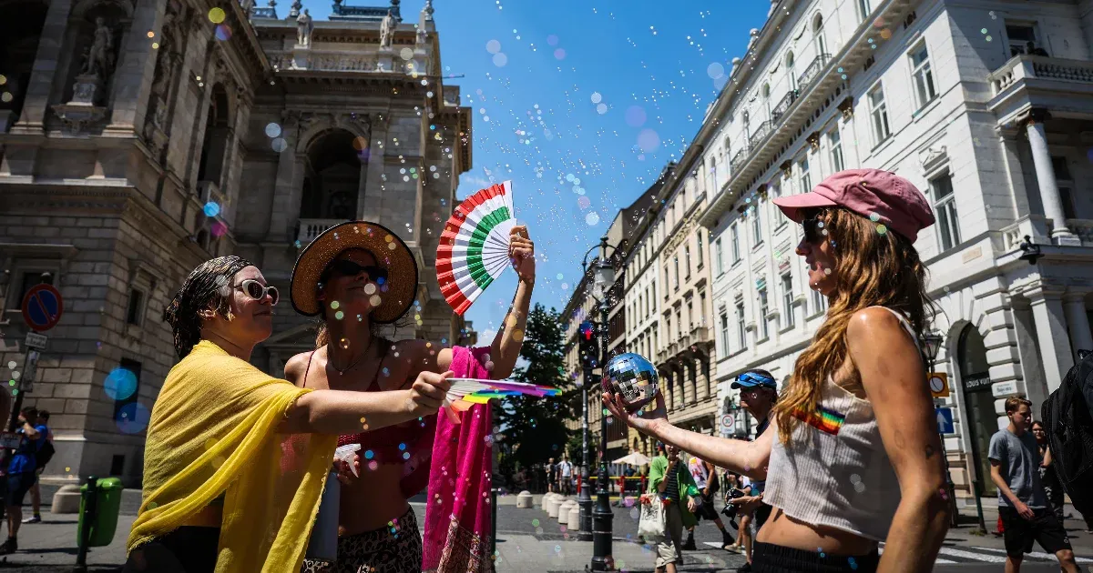 Hatalmas hőségben gyülekeznek a 31. Budapest Pride résztvevői az Operánál