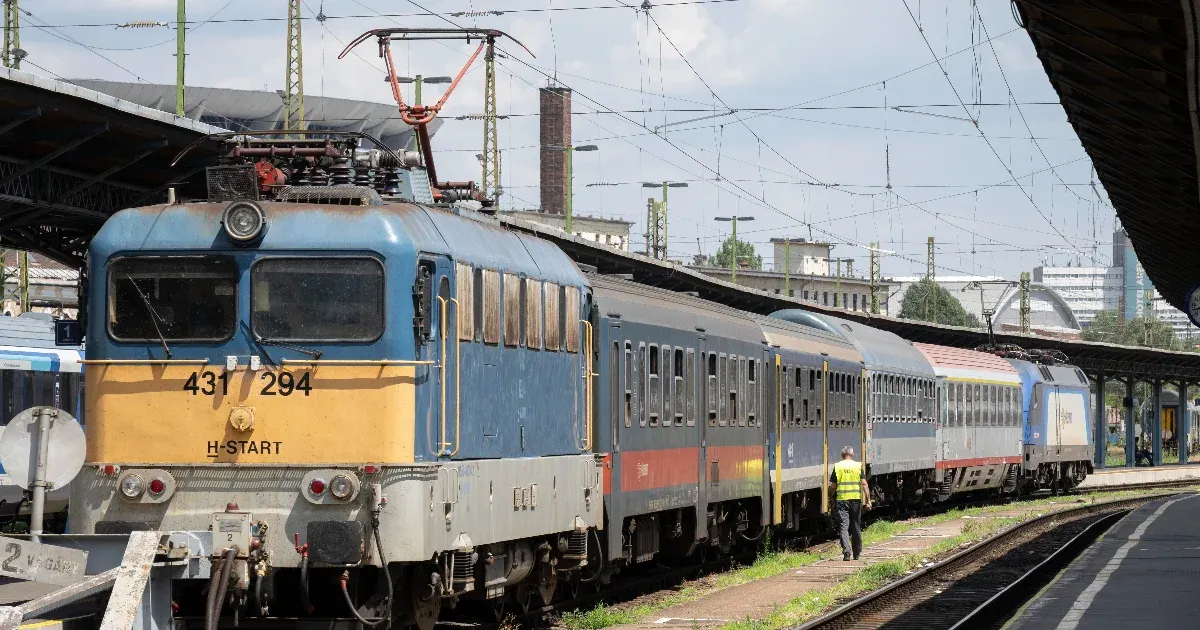 Annyira forrók a sínek, hogy a MÁV sok vonalon 20 kilométer per órás sebességkorlátozást vezetett be