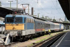 Annyira forrók a sínek, hogy a MÁV sok vonalon 20 kilométer per órával csökkentette a vonatok sebességét