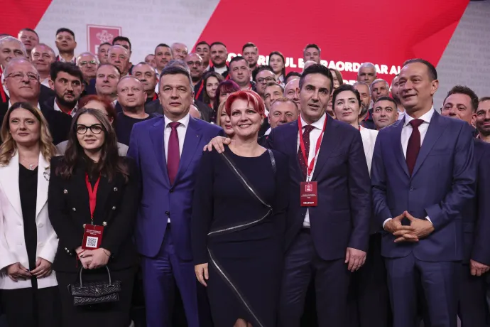 Középen Sorin Grindeanu, Olguța Vasilescu és férje, Claudiu Manta EP-képviselő és a párt főtitkára egy 2025-ös párteseményen – Fotó: Octav Ganea / INQUAM Photos