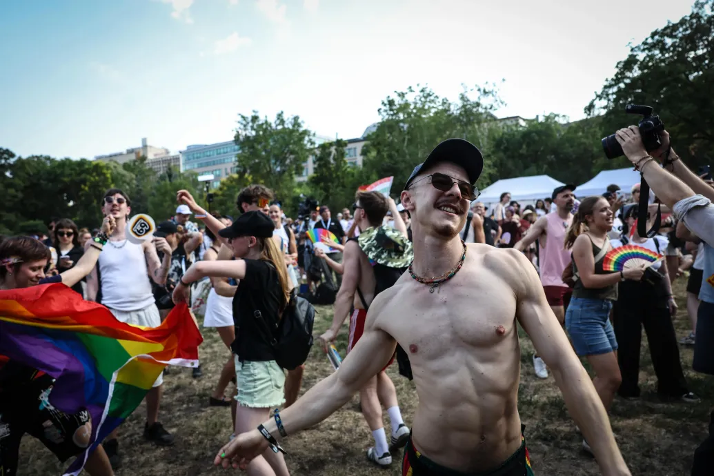 Piknikhangulat a Pride-on, a Vérmezőn várják a menet végén – Forrás: Telex.hu