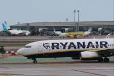 A Ryanair innentől nem kér felárat azért, hogy a gyerekek a szüleik mellé ülhessenek a járataikon