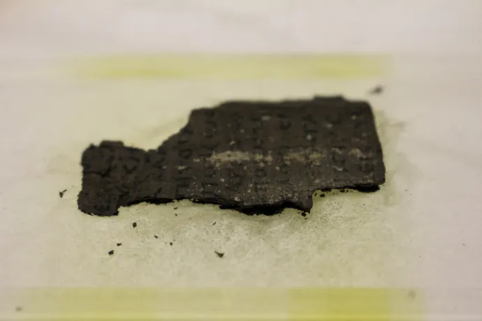 Úgy sikerült elolvasniuk kutatóknak egy kétezer éve megégett papirusztekercset, hogy igazából nem is nyitották ki
