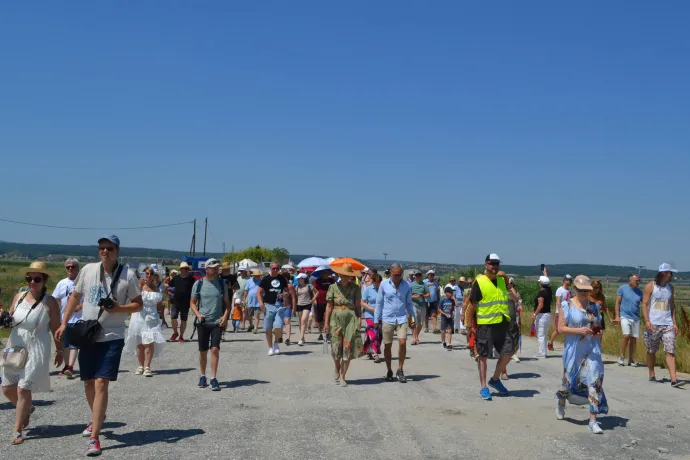 Átvágták a lakatot, és bevonultak civilek a Fertő tó egykori strandjának területére