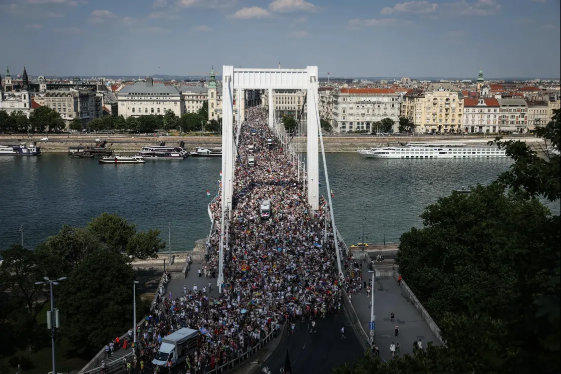 Képeken a hatalmas hőségben vonuló Pride