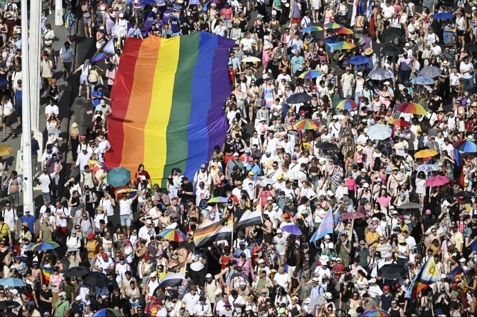 Lezajlott a poszt-Orbán-korszak első Budapest Pride-ja: a rendezvénynek békés, fesztiváli hangulata volt