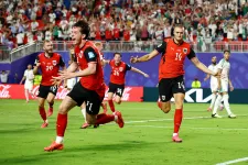Őrület és két gól a hosszabbításban, Ausztria és Algéria hatgólos meccs után jutott tovább