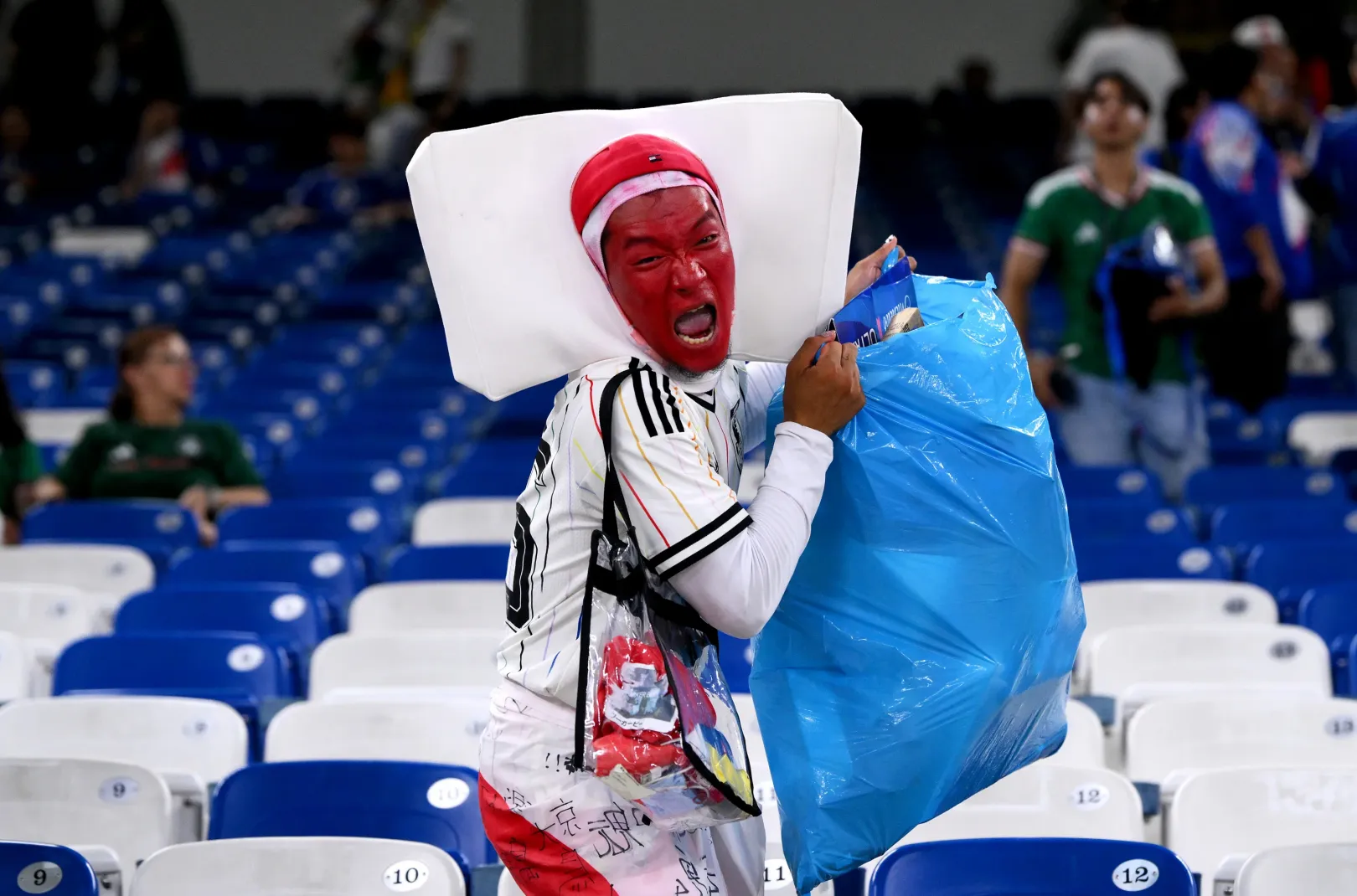 Nem múlhat el világbajnokság a lelátót takarító japán szurkolók nélkül – Fotó: David Ramos / Getty Images