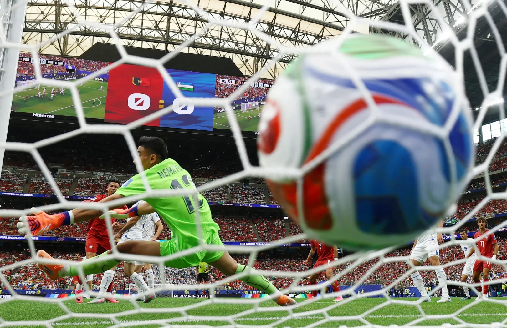 Cristiano Ronaldo 41 évesen írt történelmet, ő az első játékos, aki hat különböző világbajnokságon is gólt szerzett, itt épp Üzbegisztán ellen – Fotó: Pedro Nunes / Reuters 