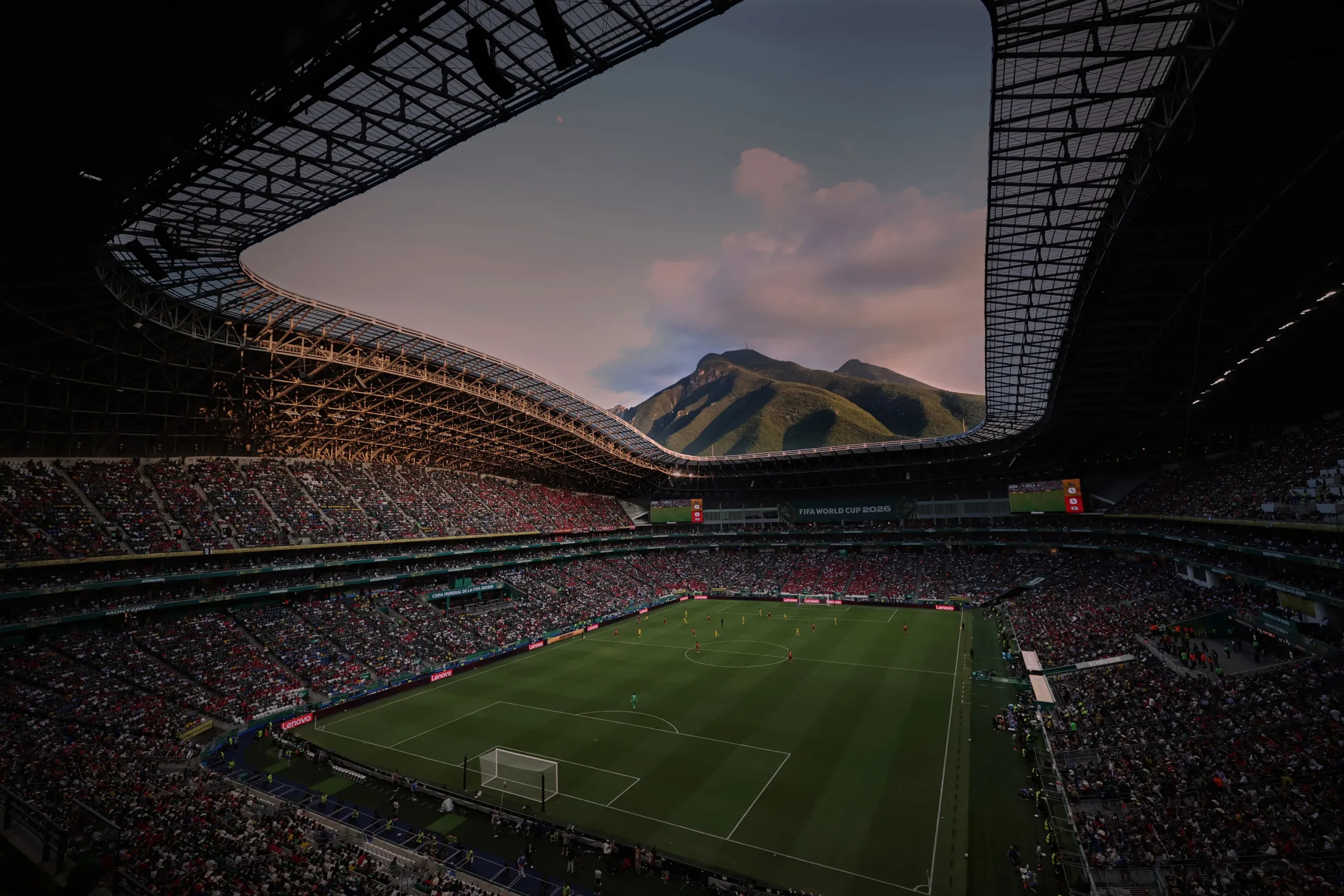 A 2026-os futball-világbajnokság legszebb kilátása, a monterreyi stadionból a fölé tornyosuló Cerro de la Silla hegyben lehet gyönyörködni, itt épp Dél-Afrika és Dél-Korea szurkolói tehetik ezt meg – Fotó: Julian Finney / FIFA / Getty Images 