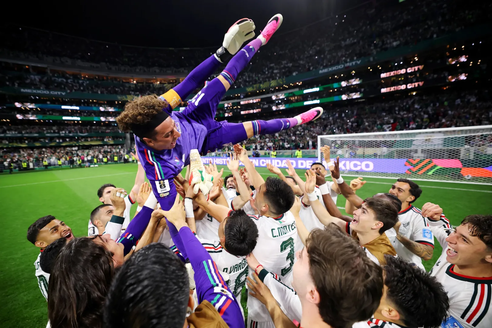Guillermo Ochoa csereként állt be csapata Csehország elleni mérkőzésén, ezzel a hatodik vb-jén szereplő kapus a negyedik világbajnokságán is pályára lépett. Mivel a vb után visszavonul, a társak a levegőbe dobálva ünnepelték a vélhetően utolsó szereplése után – Fotó: Hector Vivas / FIFA / Getty Images 