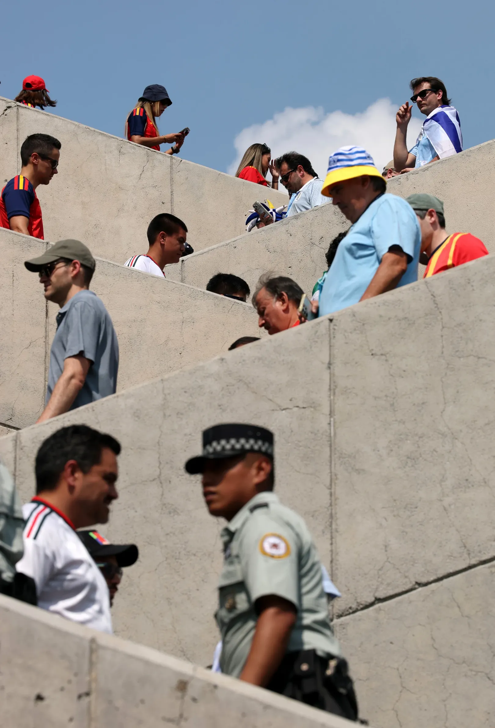 Szurkolók érkeznek az Uruguay–Spanyolország-mérkőzésre a guadalajarai stadionba – Fotó: Luke Hales / Getty Images