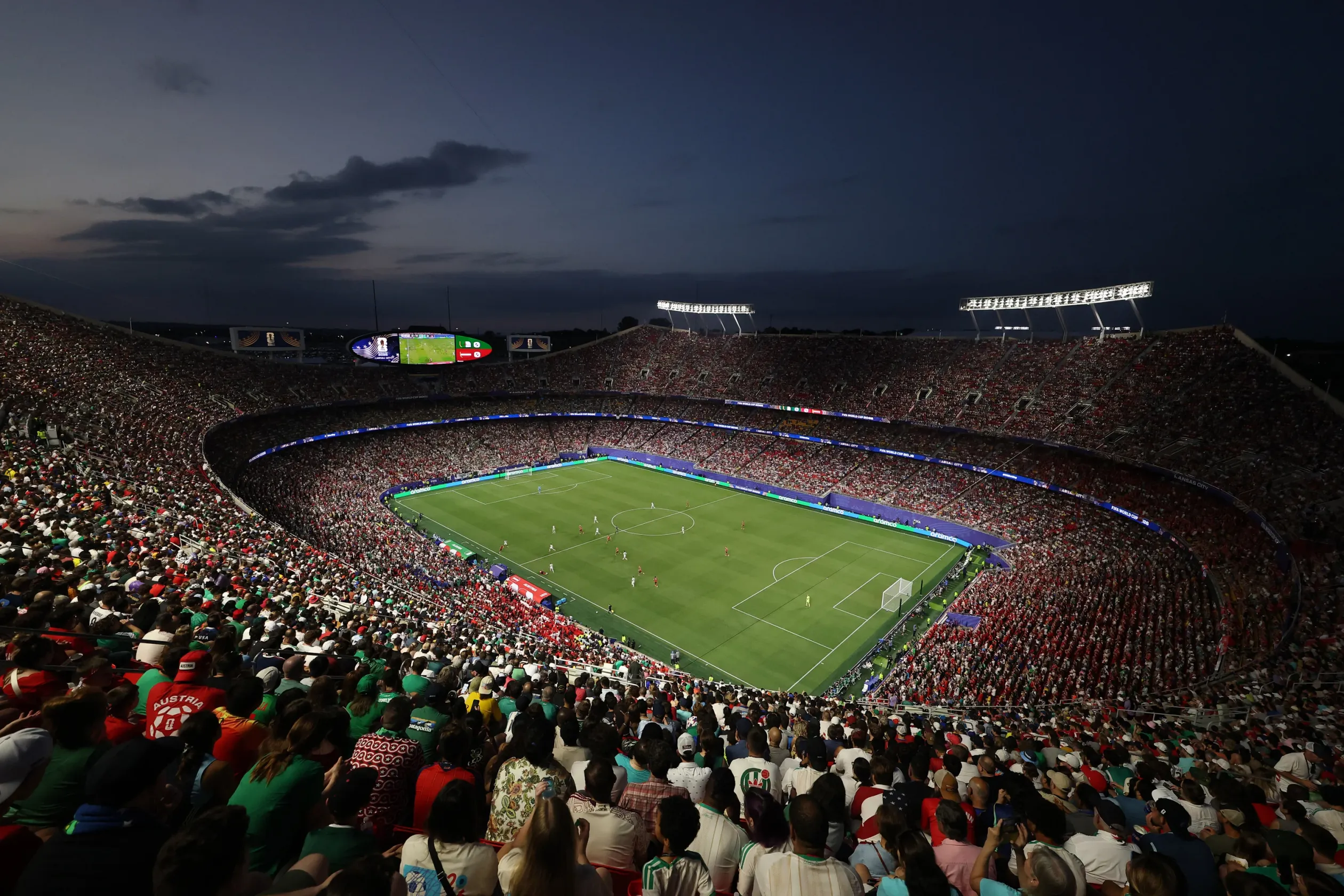 Szurkolók tízezrei az Algéria–Ausztria-mérkőzésen a vb-csoportkör utolsó játéknapján a Kansas City-beli Arrowhead Stadium teknőjében – Fotó: Alex Pantling / FIFA / Getty Images 