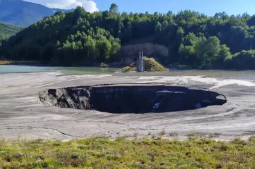 Óriási kráter nyílt a parosényi zagytározóban, szennyeződött a Nyugati-Zsil