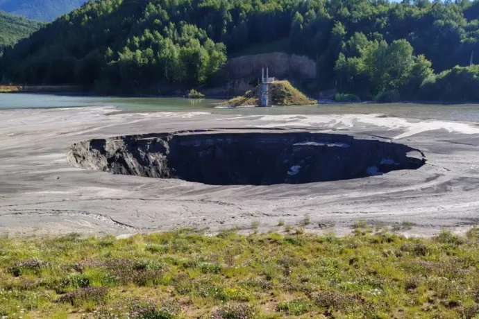 Óriási kráter nyílt a parosényi zagytározóban, szennyeződött a Nyugati-Zsil