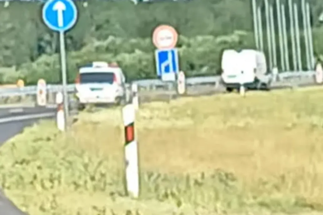 Száguldva menekült a rendőrök elől a teherautót elkötő 15 éves, végül egy szántón fogták el az M3-asnál