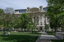 Sikertelenül küzdött a Főkert a túlhasználat ellen, visszaadja a Szabadság tér üzemeltetését a főváros az V. kerületnek