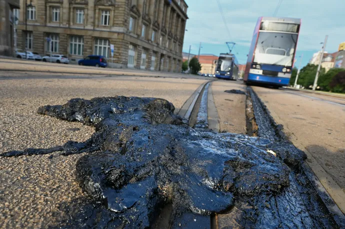 Megolvadt bitumen zárja el a villamossíneket Lipcsében, 2026. június 27-én – Fotó: Heiko Rebsch / DPA / AFP