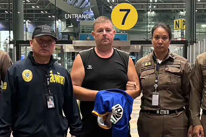 A bangkoki Suvarnabhumi nemzetközi repülőtéren 2026. június 27-én elfogott Simon Peter Carman – Fotó: Handout / Pattaya Police Station / AFP