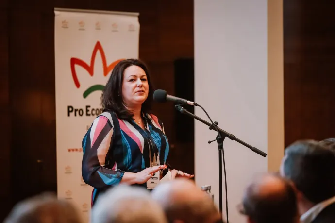 Az átvilágítások árnyékában hirdet laza kérdezz-feleleket a milliárdos közpénzeket osztogató Pro Economica