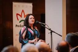Az átvilágítások árnyékában hirdet laza kérdezz-feleleket a milliárdos közpénzeket osztogató Pro Economica