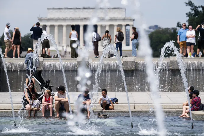 Turisták hűsölnek Washingtonban – Fotó: Tom Williams / CQ-Roll Call / Getty Images
