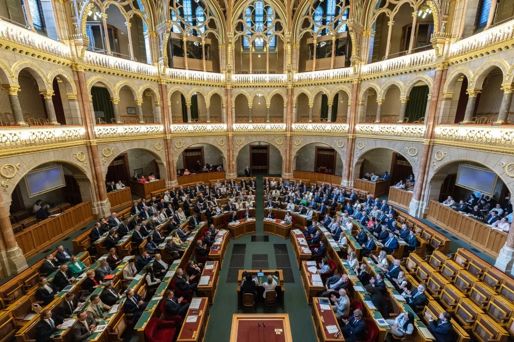 A parlamentben nincs home office: terítéken a polgármesterek fizetése és a Szuverenitásvédelmi Hivatal beszántása