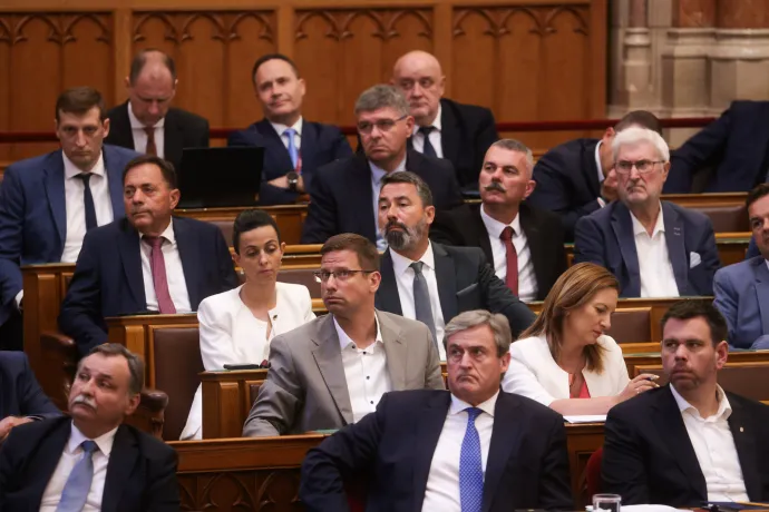 Gulyás Gergely hallgatja a miniszterelnök beszédét – Fotó: Hevesi-Szabó Lujza / Telex