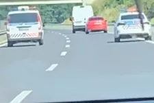 Száguldva menekült a rendőrök elől a teherautót elkötő 15 éves, végül egy szántón fogták el az M3-asnál