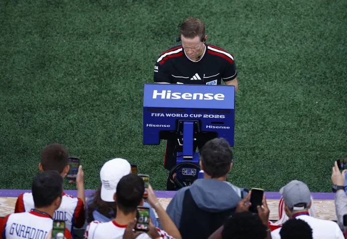 Drew Fischer játékvezető a videóbíró segítségét kéri a Horvátország–Ghána-mérkőzésen 2026. június 27-én Pennsylvaniában, ahol a ghánai Derrick Luckassen által szerzett gólt ellenőrzi – Fotó: Pilar Olivares / Reuters