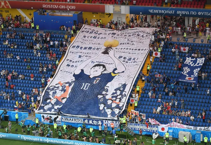 Japán szurkolók óriási Tsubasa-molinóval a 2018-as világbajnokság Belgium–Japán mérkőzése előtt 2018. július 2-án – Fotó: Jewel Samad / AFP