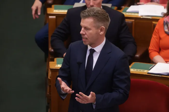 Videón, ahogy Forsthoffer Ágnes elveszi a szót Magyar Pétertől