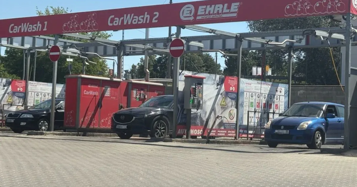 A vízművek az összeomlás szélén lajtos kocsiból osztja a vizet, közben sorban állnak az emberek az autómosónál