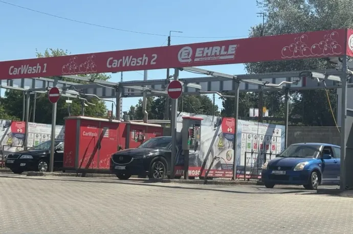 A vízművek az összeomlás szélén lajtos kocsiból osztja a vizet, közben sorban állnak az emberek az autómosónál