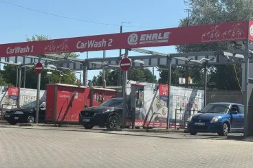 A vízművek az összeomlás szélén lajtos kocsiból osztja a vizet, közben sorban állnak az emberek az autómosónál