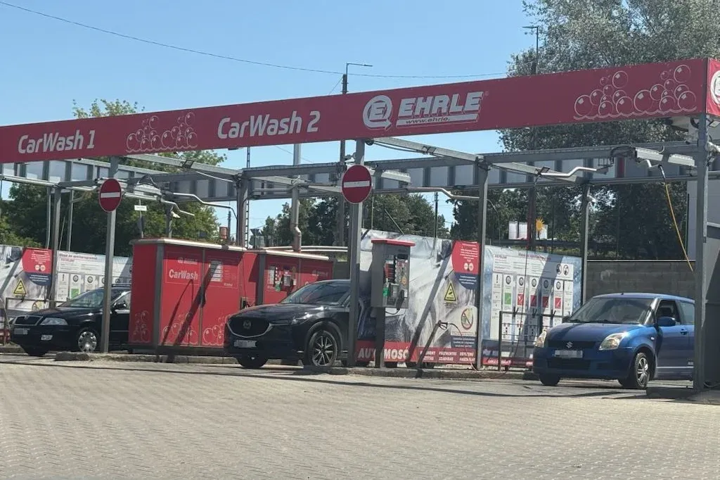 A vízművek az összeomlás szélén lajtos kocsiból osztja a vizet, közben sorban állnak az emberek az autómosónál – Forrás: Telex.hu