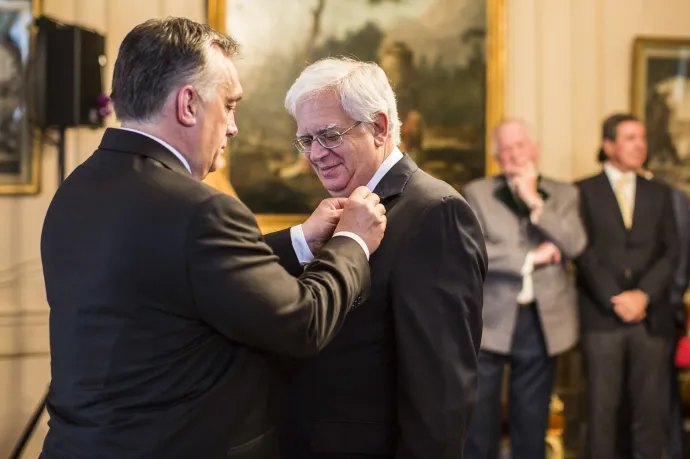 Orbán Viktor magyar miniszterelnök a Magyar Érdemrend középkeresztjével tünteti ki Mário David portugál politikust 2016. április 14-én Lisszabonban – Fotó: Szecsődi Balázs / Miniszterelnöki Sajtóiroda