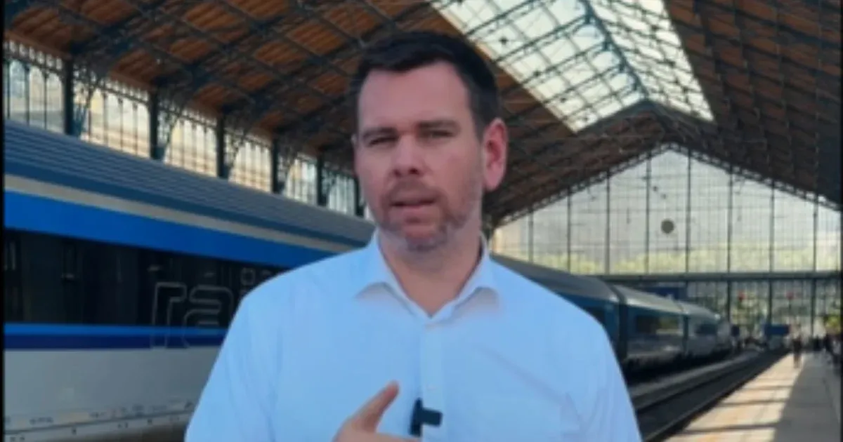A közlekedési miniszter és a hőség: Vitézy Dávid kemény kritikája az elmaradt vasúti beszerzések miatt