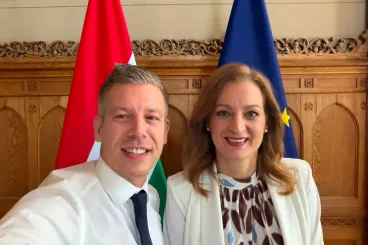 Magyar Forsthofferrel közös fotóval üzent az elemzőknek