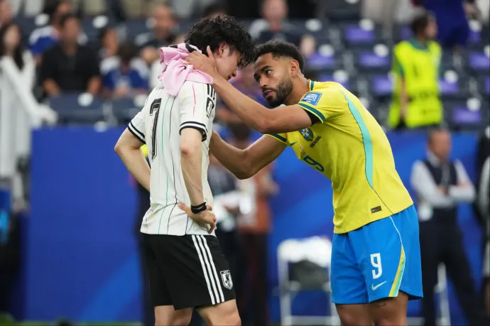 A brazil csatár vigasztalta a kieső japánok sztárját