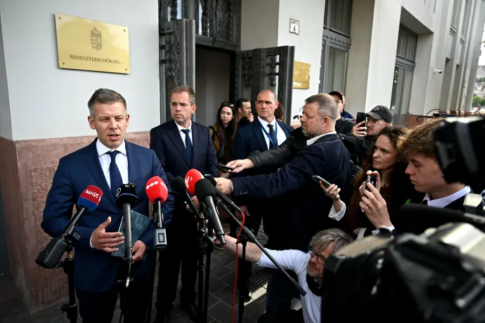 Magyar Péter miniszterelnök a kormányzati átadás-átvétel után tartott sajtótájékoztatón a korábbi Miniszterelnökség épülete előtt 2026. május 14-én, mellette Ruff Bálint, a Miniszterelnökséget vezető miniszter – Fotó: Hegedüs Róbert / MTI
