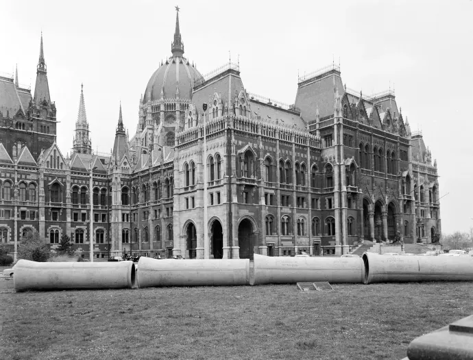 A Fővárosi Vízművek Káposztásmegyeri Főtelepétől a Fővám térig húzódó főnyomócső építési munkálatai, 1973-ban, a Parlament előtt – Fotó: Főfotó / Fortepan