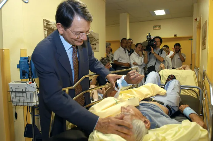 Jean-François Mattei beszélget egy férfival a párizsi Tenon Kórház sürgősségi osztályának folyosóján, 2003. augusztus 14-én – Fotó: Jean Ayissi / AFP