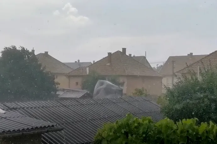 Megbontott tetőszerkezetek, útra dőlt fák – jelentős károkat okozott a vihar Pest megyében