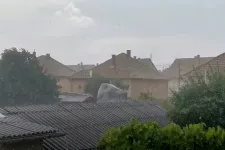Megbontott tetőszerkezetek, útra dőlt fák – jelentős károkat okozott a vihar Pest megyében