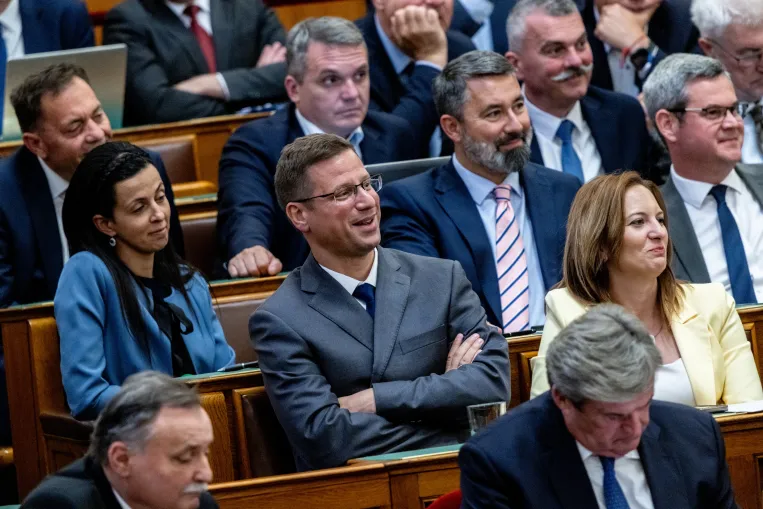 „Valaki átszavazott! Gergő, te voltál?” – ami a parlamenti közvetítésből kimaradt