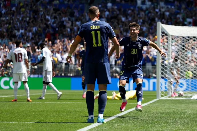 Džeko és Bajraktarević a Katar elleni vb-meccsen Seattle-ben 2026. június 24-én – Fotó: Matt Mcnulty / FIFA / Getty Images