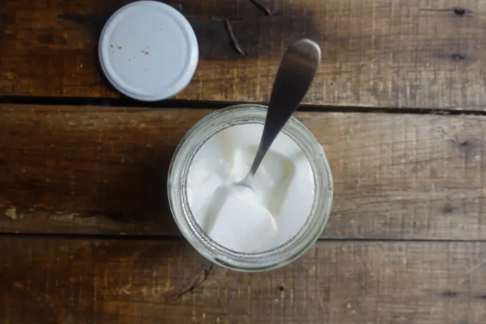 A hőkupola előnye: házi joghurt fél nap alatt az ablakban