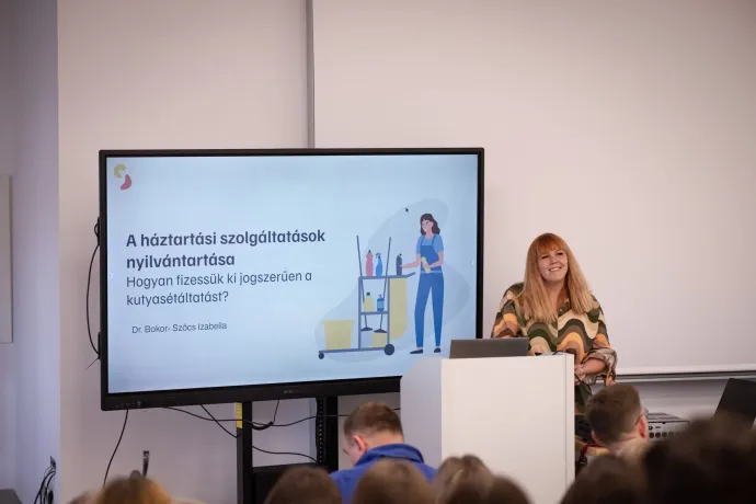 Dr. Bokor Szőcs-Izabella előadást tart a Babeș–Bolyai Tudományegyetem diákjainak a 2024-es tanévnyitón a háztartási szolgáltatások nyilvántartásáról – Fotó: BBTE Kommunikáció / Facebook