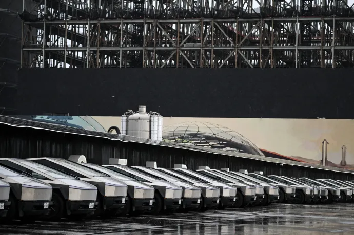Lakóházak és Cybertruckok a településen – Fotó: Sergio Flores / AFP és Ronaldo Schemidt / AFP